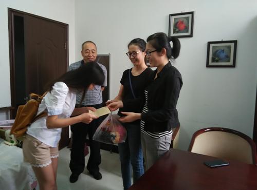 刘苗苗接受捐赠